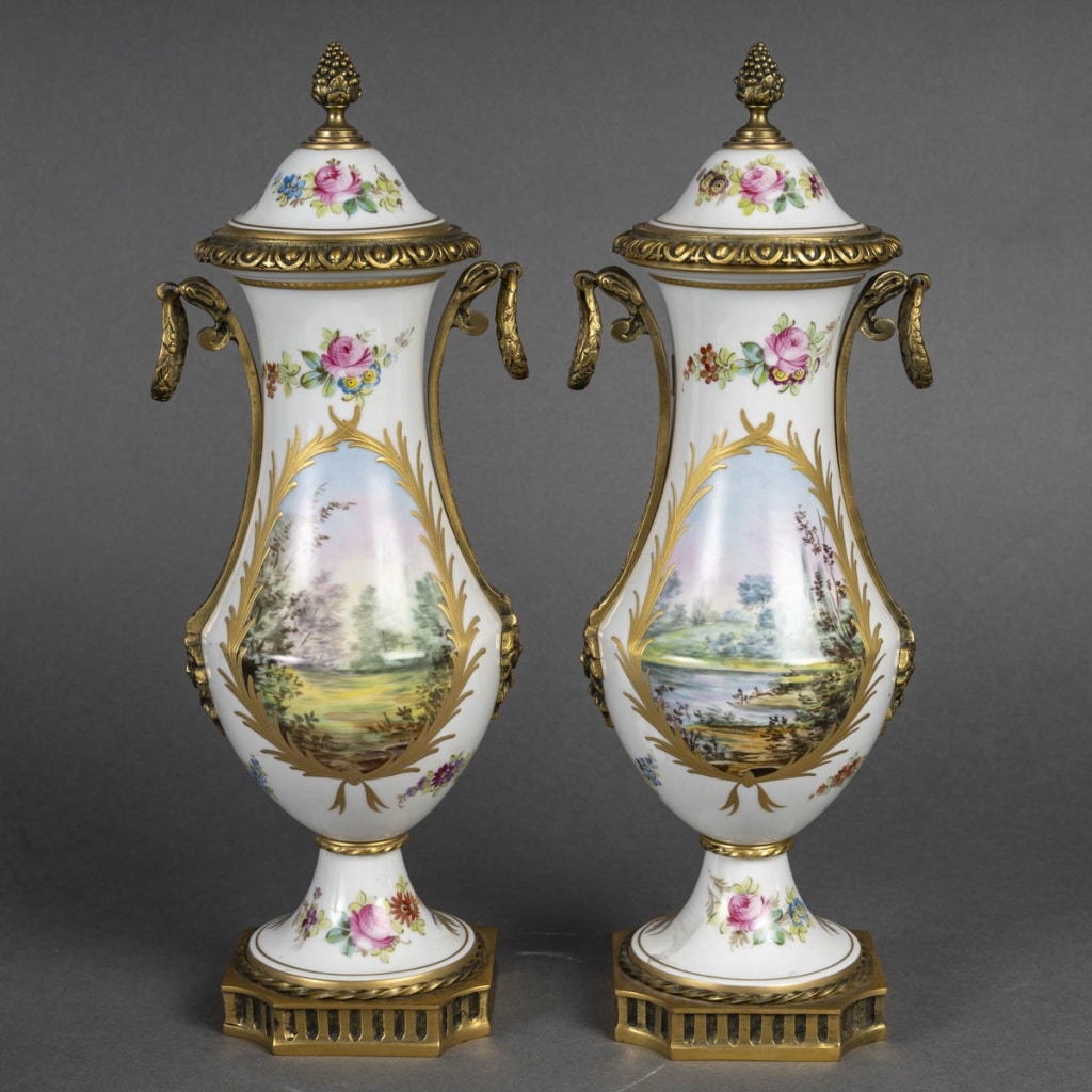 Paire de vases en porcelaine signés Château de Blois – XIXᵉ siècle 