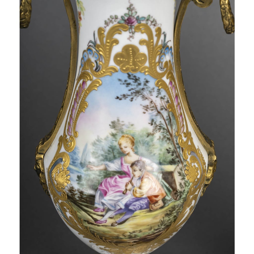 Paire de vases en porcelaine signés Château de Blois – XIXᵉ siècle 