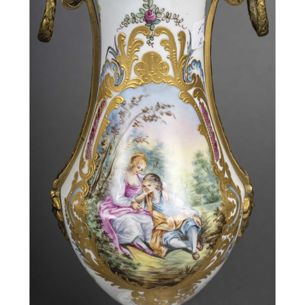 Paire de vases en porcelaine signés Château de Blois – XIXᵉ siècle 